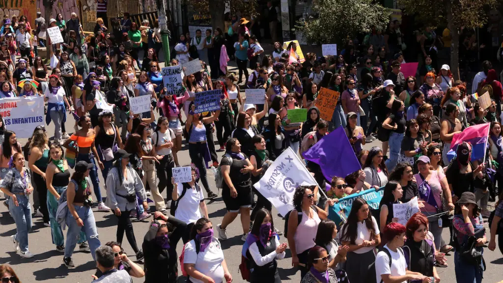 8M REGIONES: Conmemoracion Dia Internacional de la Mujer 8M - 08 de Marzo/ VALPARAISOMujeres son retratadas marchando y portando pancartas por el centro de la ciudad durante la conmemoracion del Dia Internacional de la Mujer. FOTO MARCELO BENITEZ/AGENCIAUNO