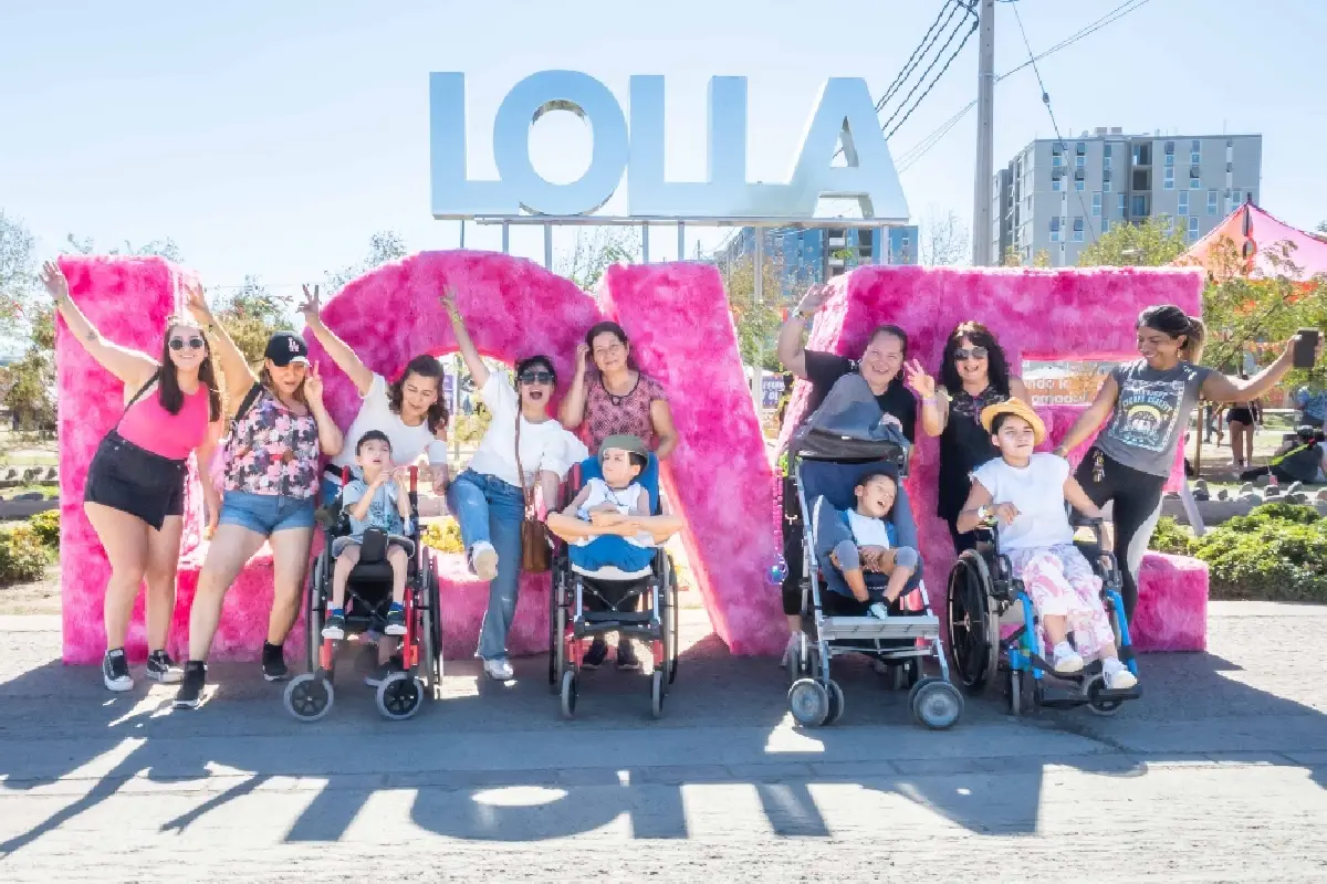 Fundación de ayuda a discapacitados lleva a niños a Lollapalooza