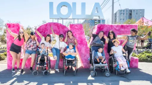 Fundación de ayuda a discapacitados lleva a niños a Lollapalooza