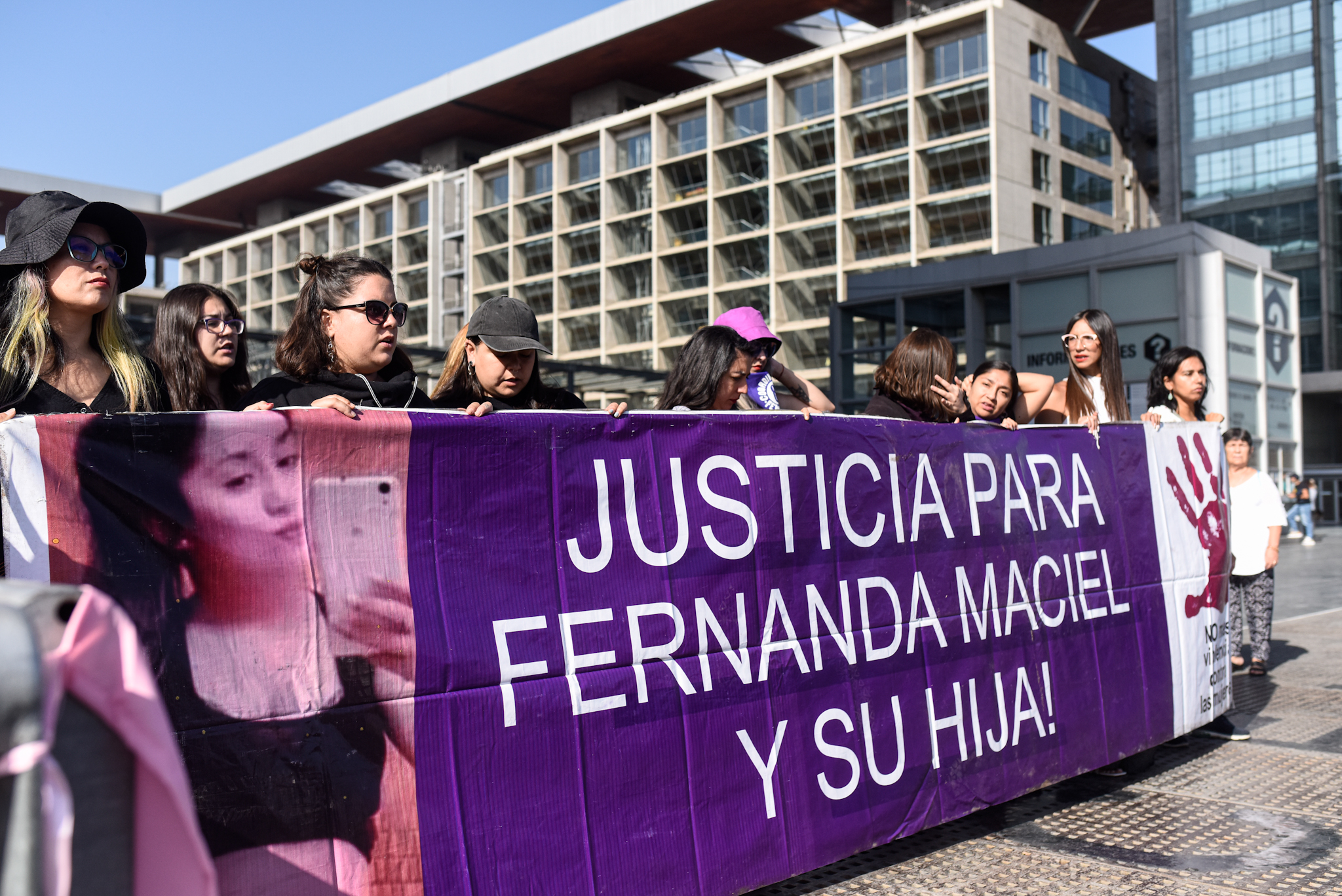 Fernanda Maciel / 6 de Marzo del 2023 / SANTIAGO Personas se manifiestan durante el juicio hacía Felipe Rojas, imputado por homicidio de Fernanda Maciel, en centro de justicia de Santiago. FOTO: OSCAR GUERRA / AGENCIAUNO