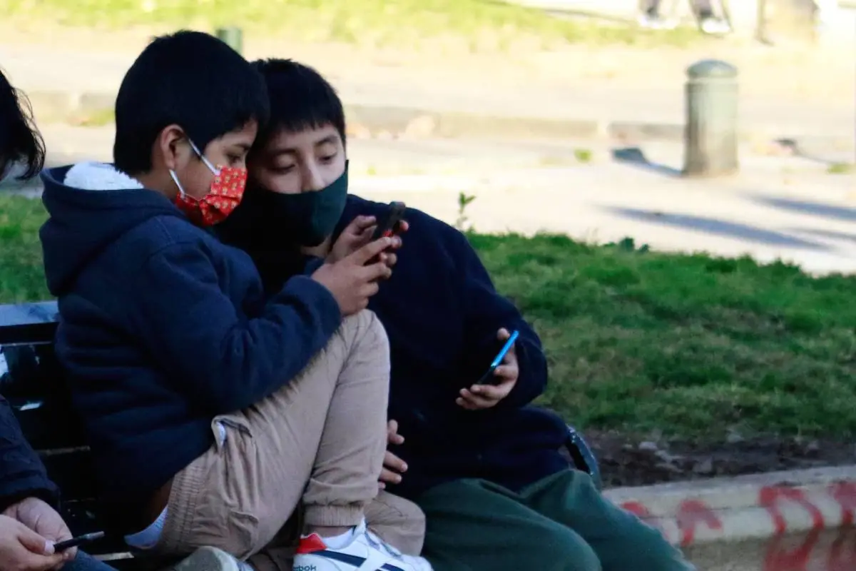 Niños, celular