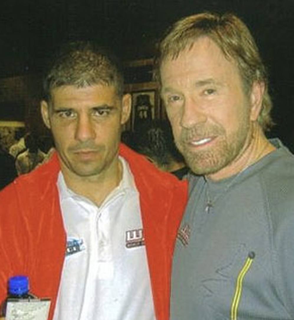 Eric Castaños - El cubano llegó en 1993 a Chile y se mantuvo durante ocho años en los que trabajó como docente y salvavidas. En el mundo de las artes marciales es una estrella y se codeó con figuras como Chuck Norris.