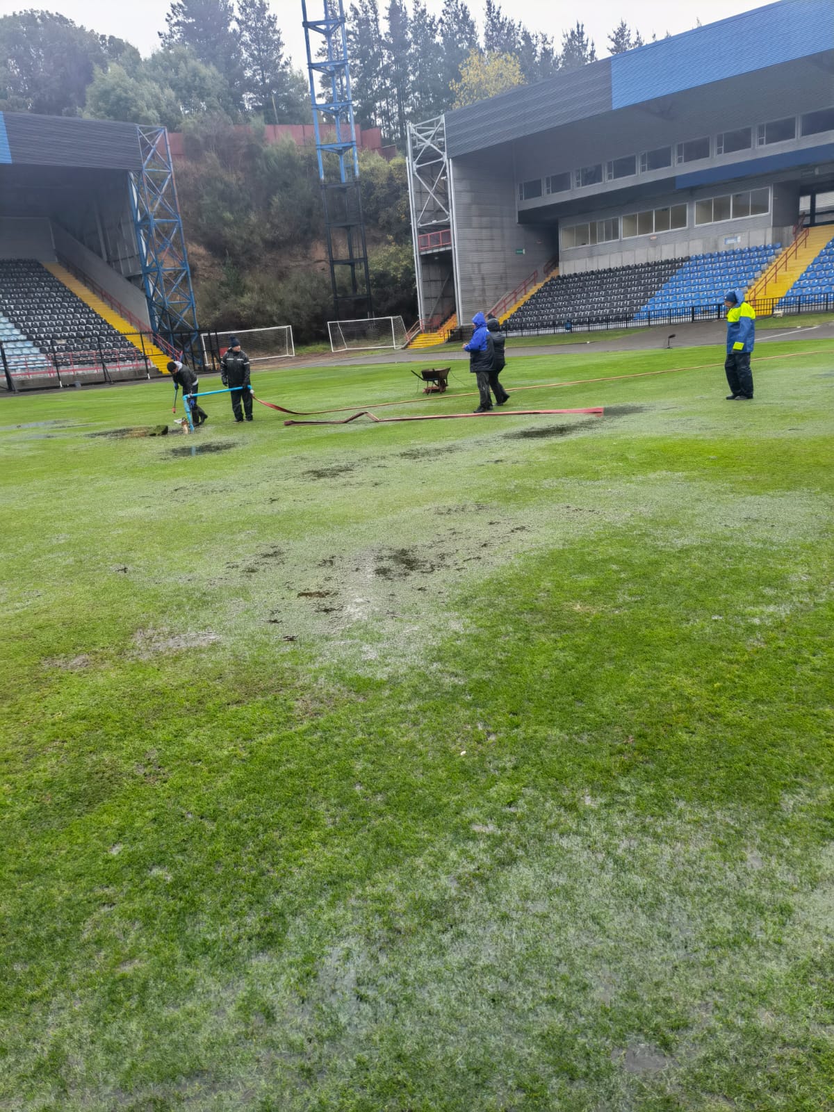 Huachipato / 28 de Abril de 2023/TALCAHUANO  Suspenden partido por las condiciones climaticas, por la duodecima fecha del Campeonato Nacional Betsson, entre Huachipato y Magallanes, disputado en el Estadio CAP-Acero de Talcahuano.  FOTO: AGENCIAUNO