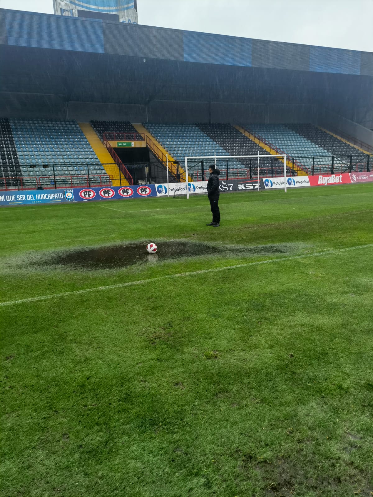 Huachipato / 28 de Abril de 2023/TALCAHUANO  Suspenden partido por las condiciones climaticas, por la duodecima fecha del Campeonato Nacional Betsson, entre Huachipato y Magallanes, disputado en el Estadio CAP-Acero de Talcahuano.  FOTO: AGENCIAUNO
