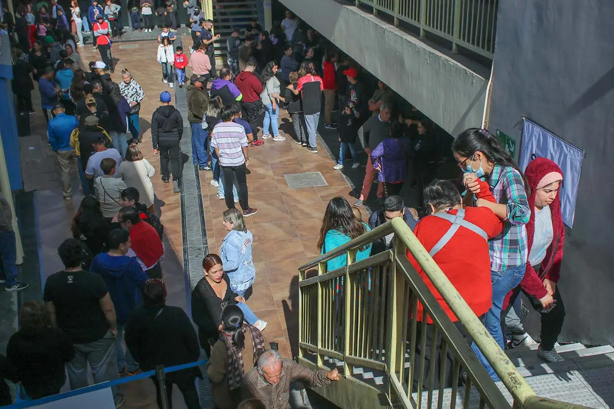 Elecciones de Consejeros Constitucionales, 7 DE MAYO 2023/LA FLORIDADecenas de personas hacen fila y esperan su turno para sufragar en el Colegio Capitán Pastene poco después del mediodía.FOTO: JESÚS MARTÍNEZ/AGENCIA UNO