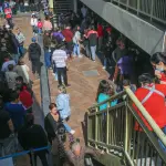 Elecciones de Consejeros Constitucionales, 7 DE MAYO 2023/LA FLORIDA
Decenas de personas hacen fila y esperan su turno para sufragar en el Colegio Capitán Pastene poco después del mediodía.
FOTO: JESÚS MARTÍNEZ/AGENCIA UNO