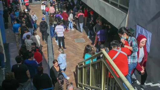 Elecciones de Consejeros Constitucionales, 7 DE MAYO 2023/LA FLORIDADecenas de personas hacen fila y esperan su turno para sufragar en el Colegio Capitán Pastene poco después del mediodía.FOTO: JESÚS MARTÍNEZ/AGENCIA UNO