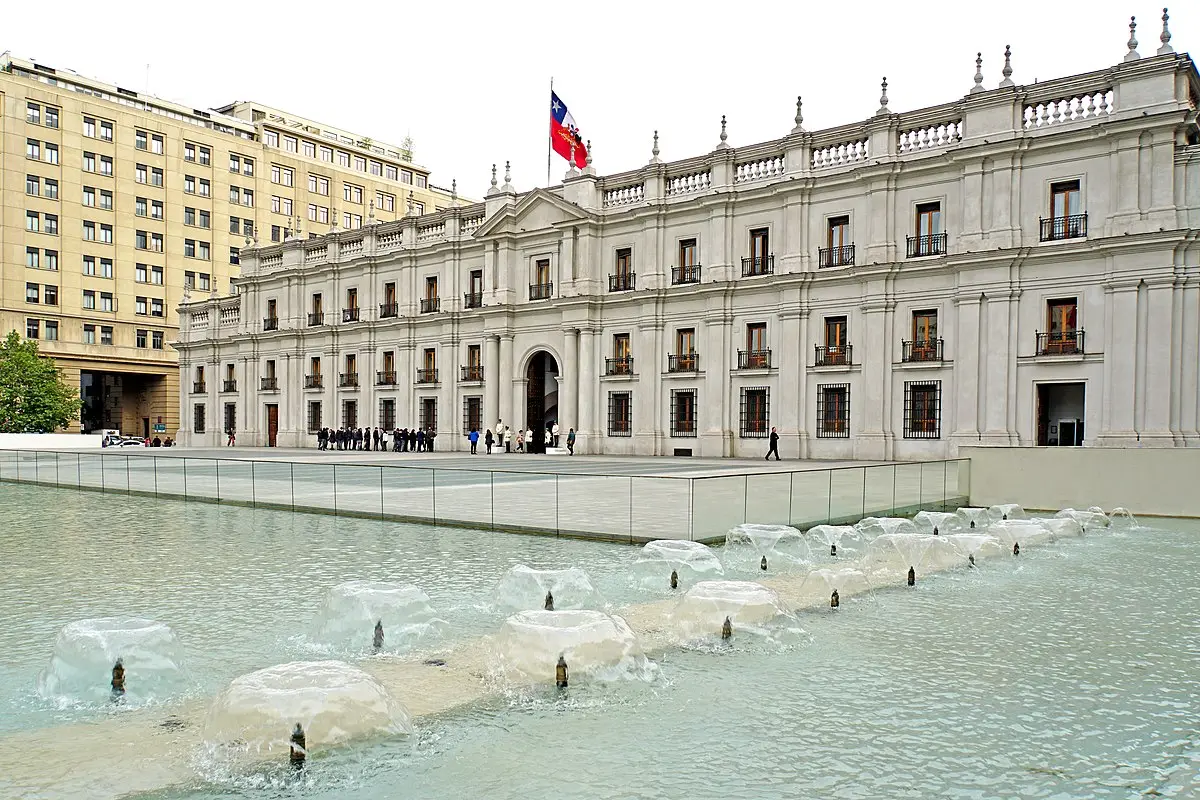 1200px-Chile-02538_-_La_Moneda_Presidential_Palace_(49033041206), 