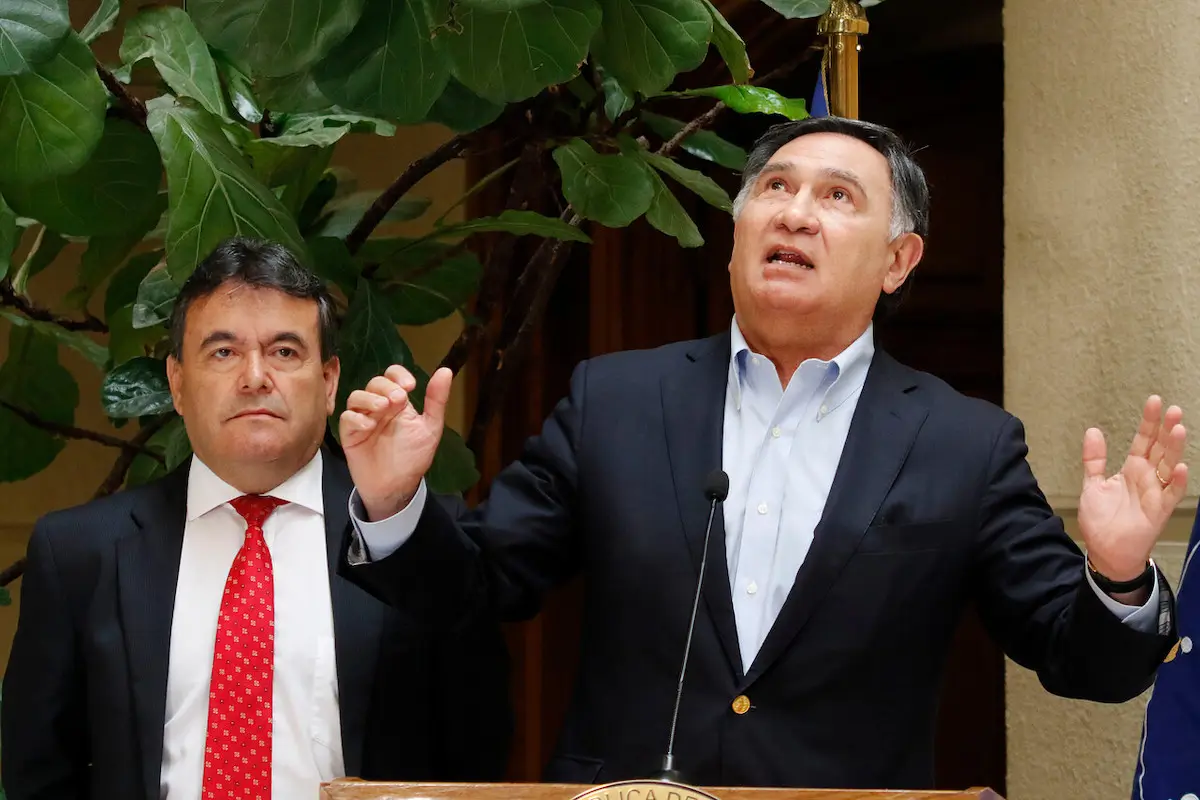 plano de medio cuerpo de Miguel Mellado