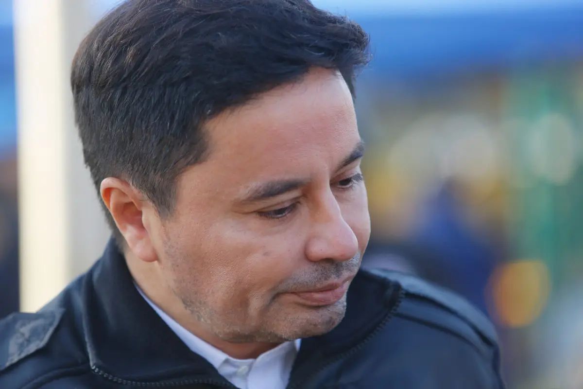 Rodolfo Carter hablando por un teléfono celular en primer plano