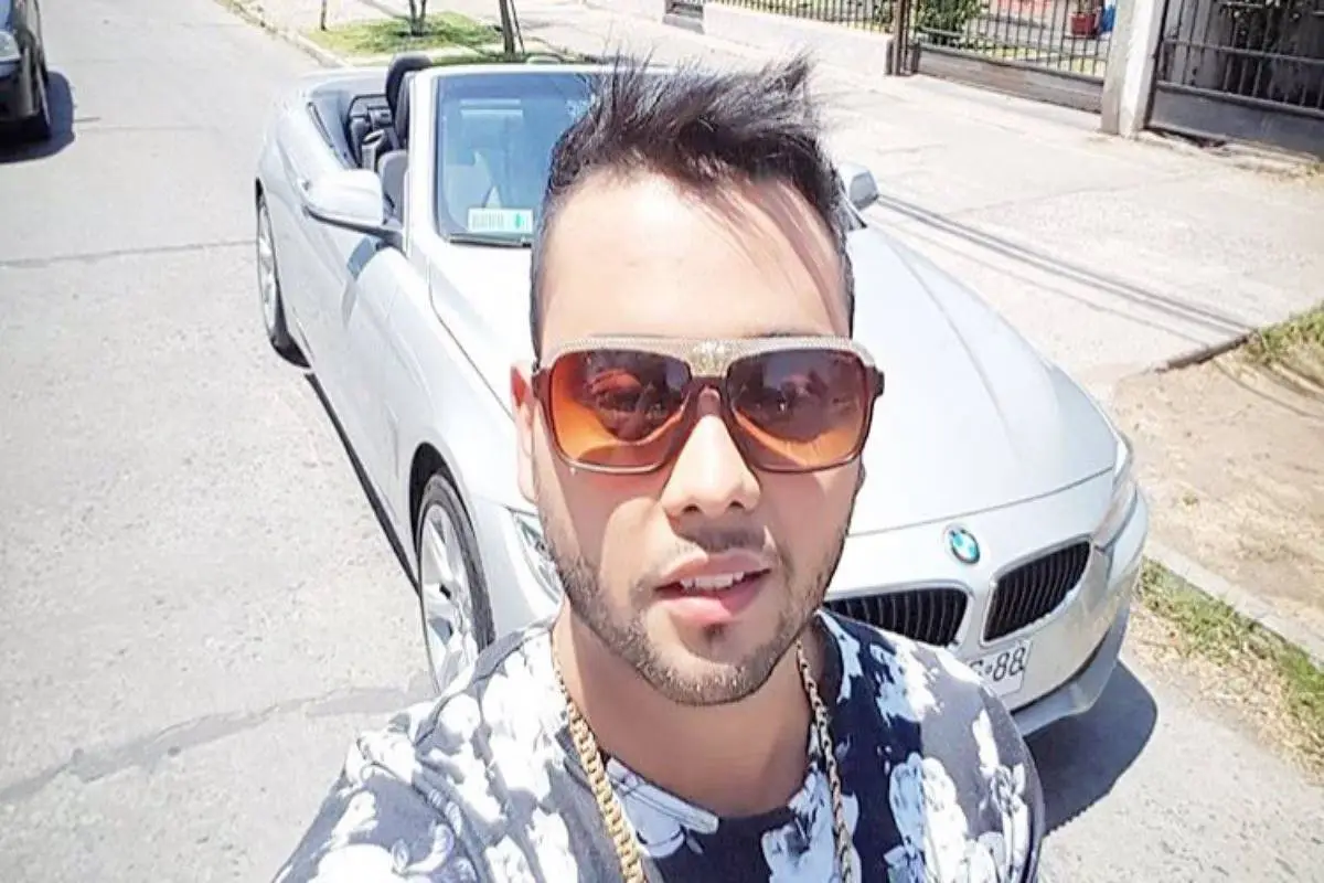 Cangri frente a un vehículo con lentes en al cara