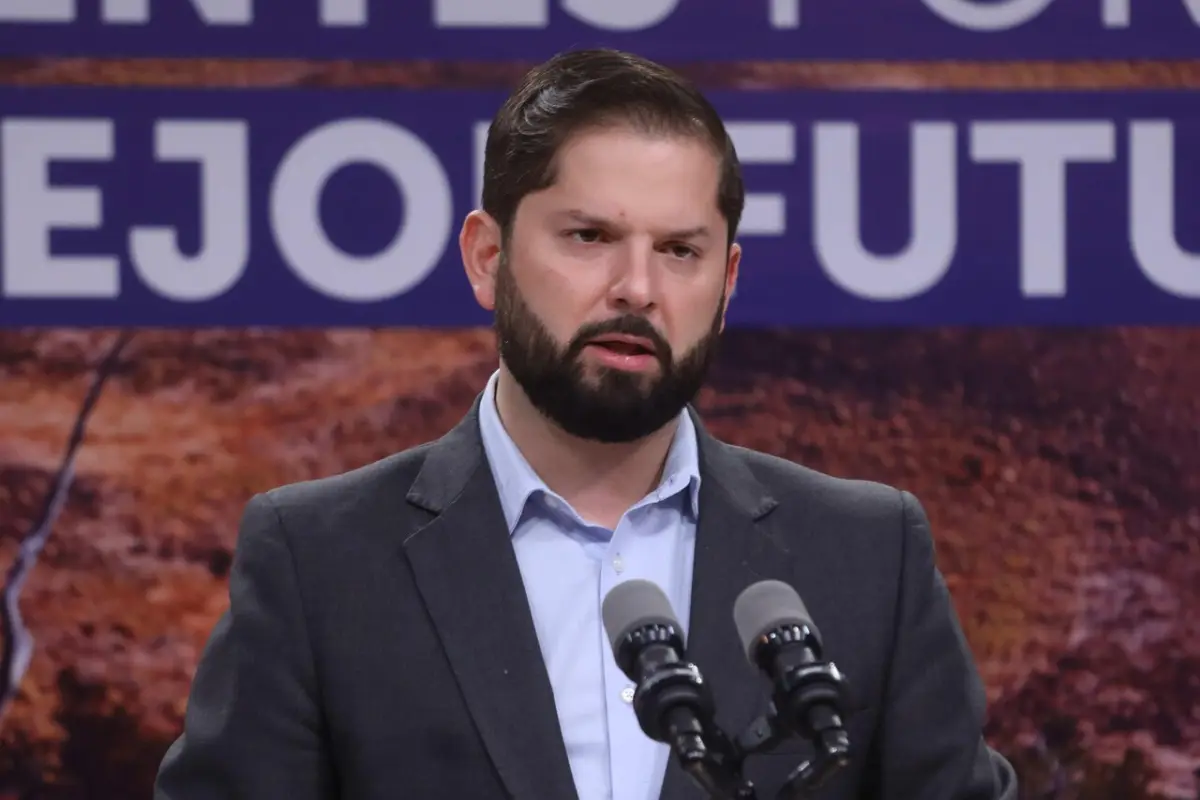 Gabriel Boric frente a un micrófono