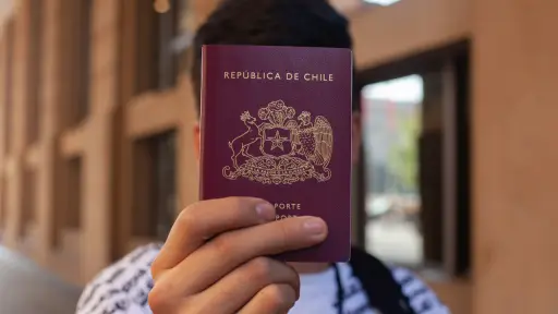 un hombre sosteniendo un pasaporte de Chile