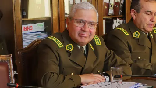 dos hombres con uniformes militares sentados en una mesa.