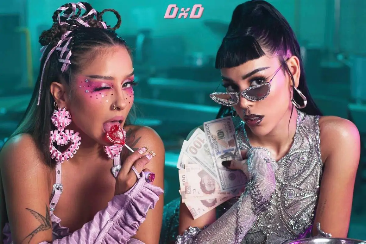 plano medio de Denise Rosenthal con Danna Paola