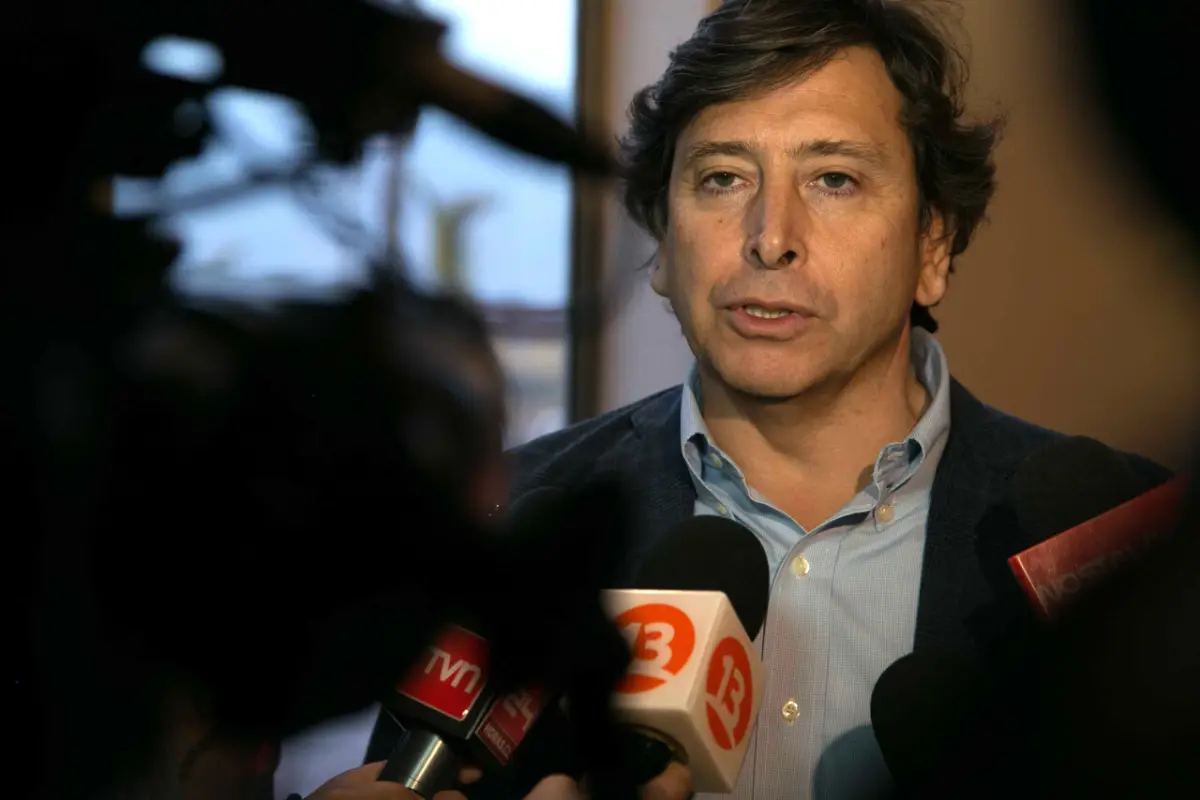 Laurence Golborne frente a una cámara y un micrófono