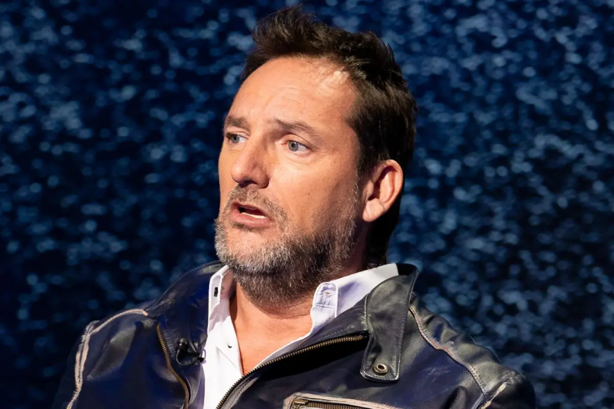 Daniel Fuenzalida con una chaqueta de cuero mirando a lo lejos