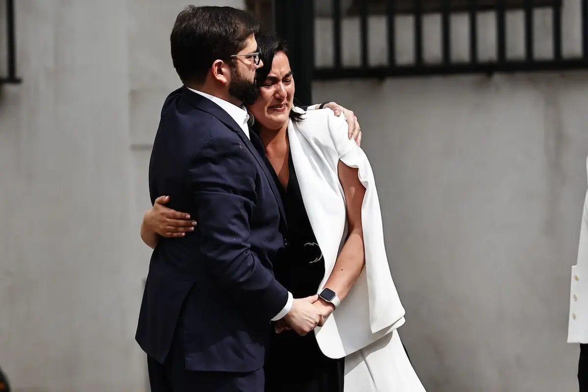 plano de cuerpo entero de Izkia Siches con Presidente Boric