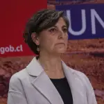 la ministra de Salud de pie frente a un cartel