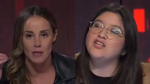 Valeria Cárcamo y Mara Sedini en un programa de televisión, donde una de ellas está haciendo una mueca