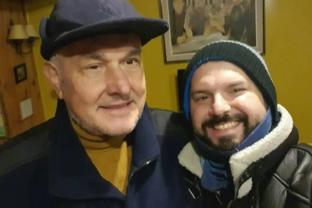 primer plano del rostro de Gabriel Boric y su papá