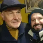 primer plano del rostro de Gabriel Boric y su papá