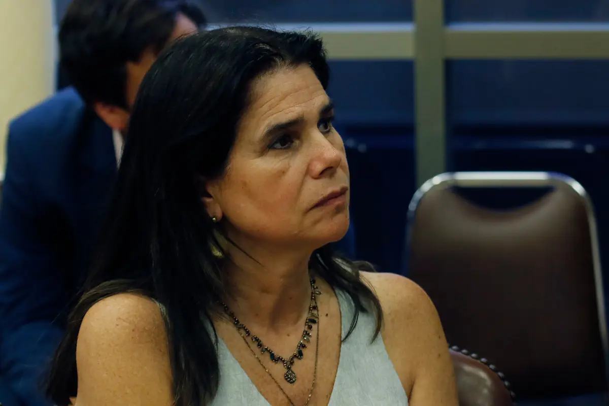 la diputada Ossandón sentada en una silla mirando a lo lejos