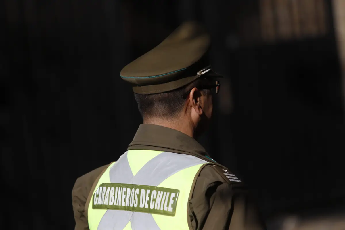 un carabinero vestido con un uniforme verde y un sombrero verde