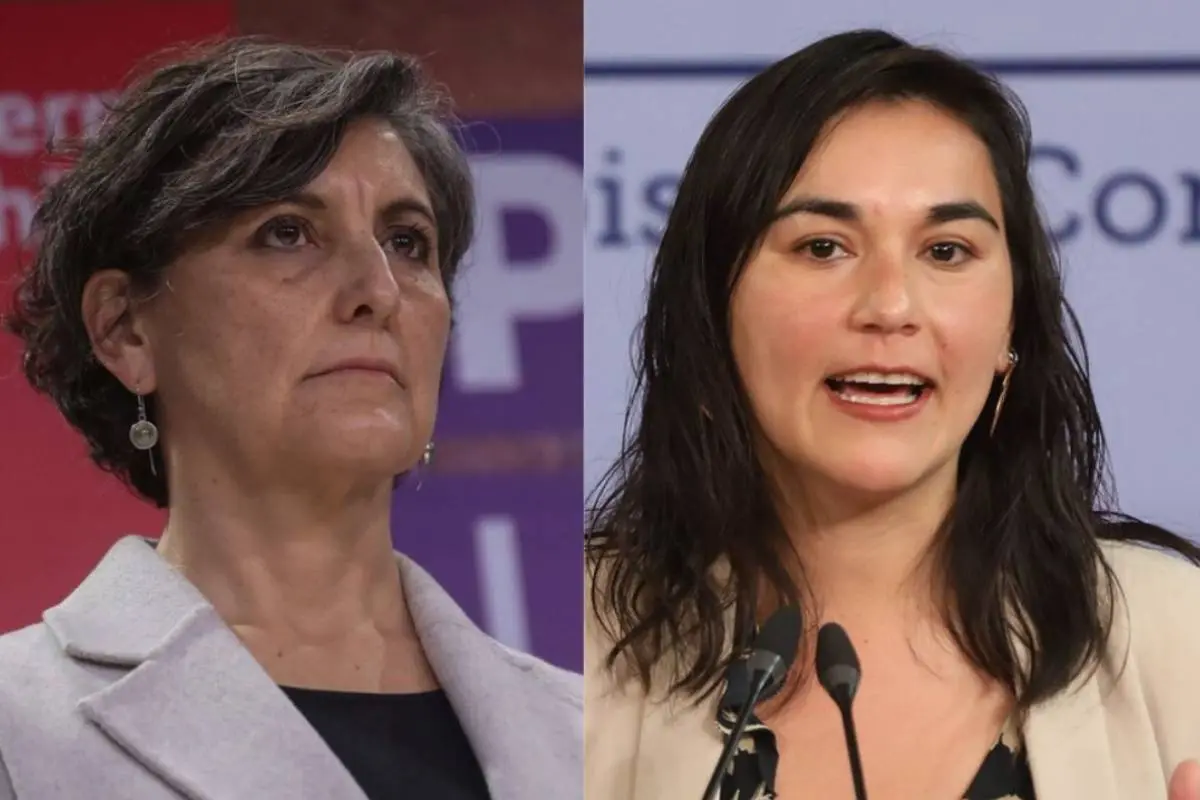 Ximena Aguilera e Izkia Sichesde pie una al lado de la otra frente a un micrófono.