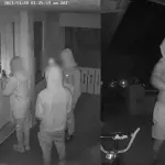 reto viral de tiktok imagenes de las cámaras de seguridad donde se ve a personas de noche pateando puertas