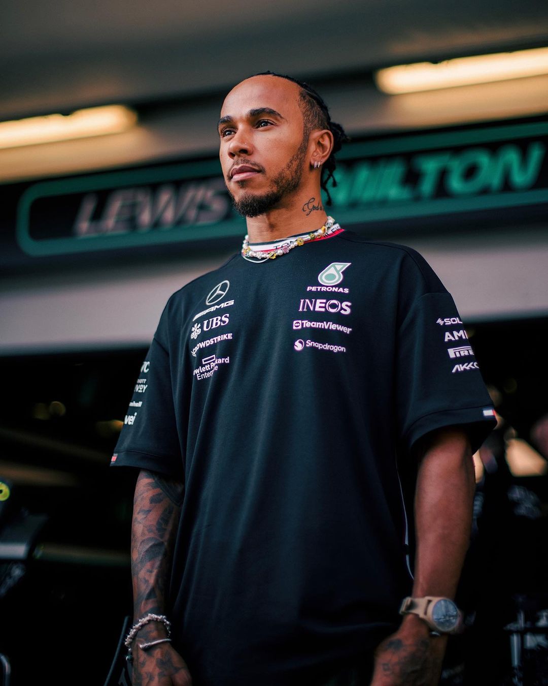 el piloto lewis hamilton de pie / Lewis Hamilton / FUENTE: Instagram @lewishamilton