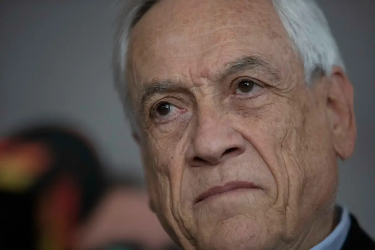 un primer plano de Sebastián Piñera con traje y corbata