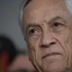 un primer plano de Sebastián Piñera con traje y corbata