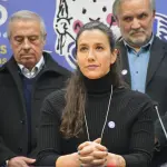 Andrea Albagli sentada en una mesa frente a un grupo de personas