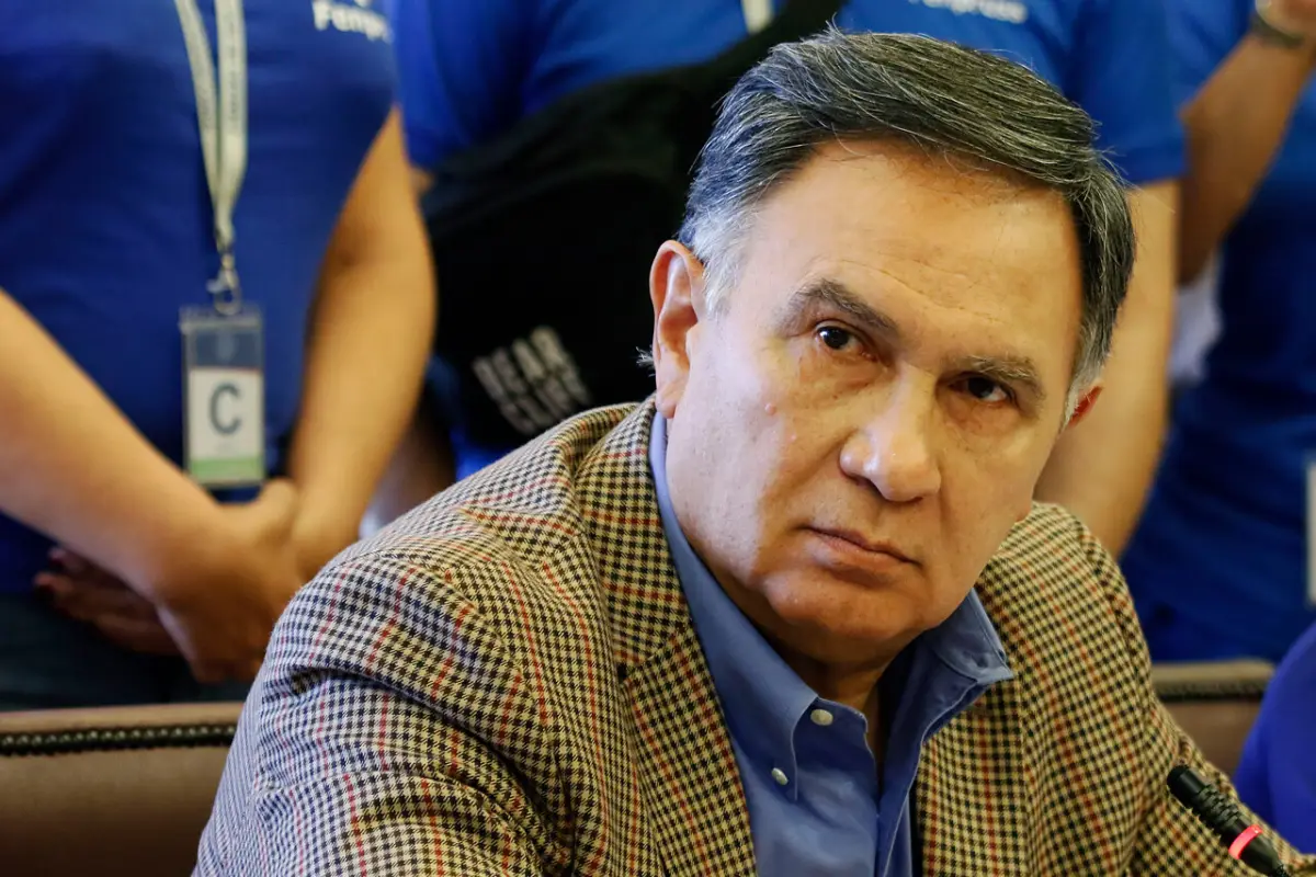 un primer plano de una persona sentada en una mesa.