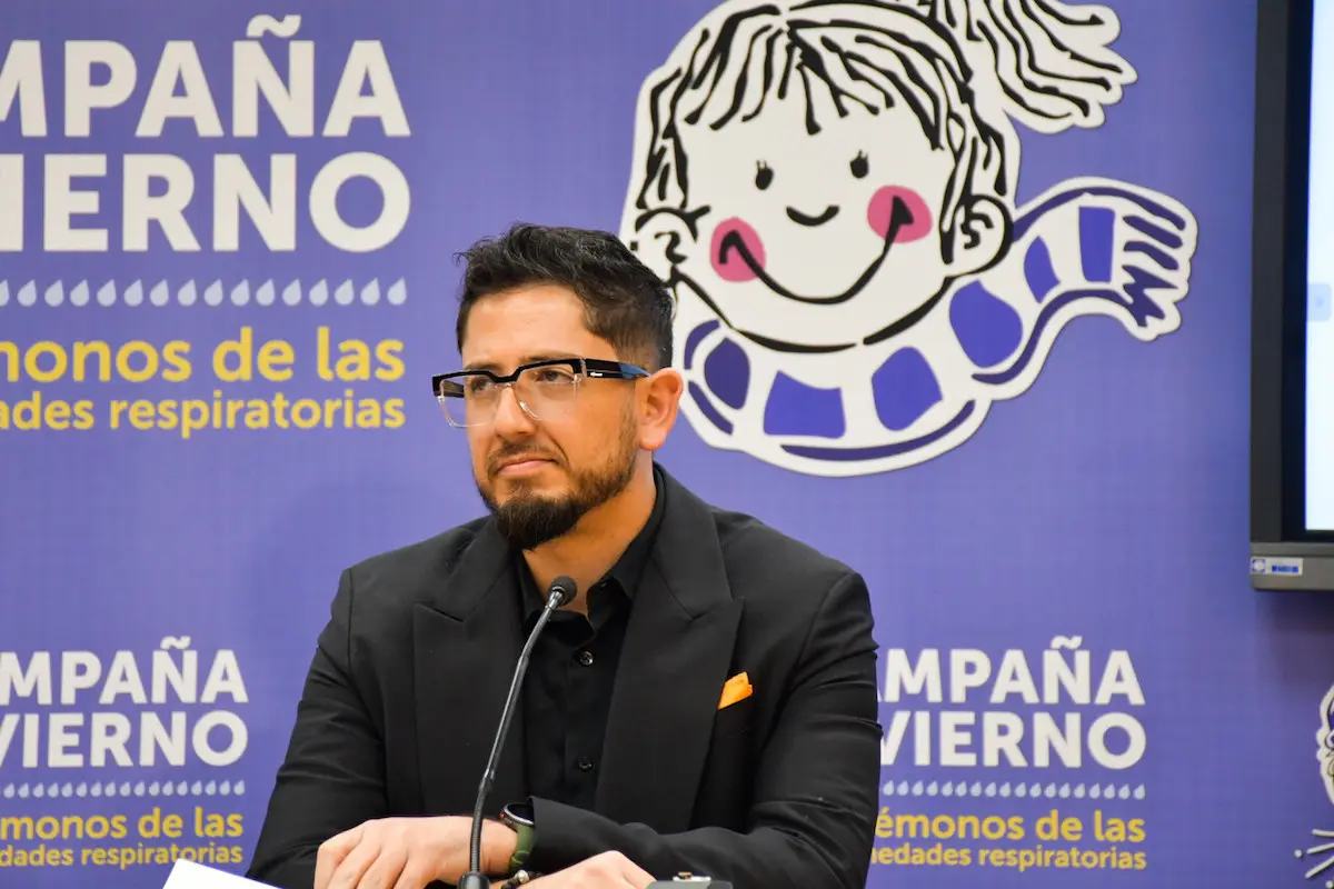 plano de medio cuerpo de Fernando Araos