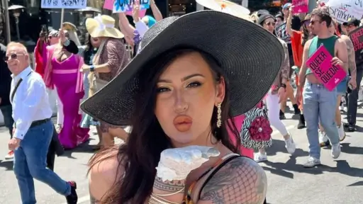 la activista trans rose montoya en una manifestación en estados unidos