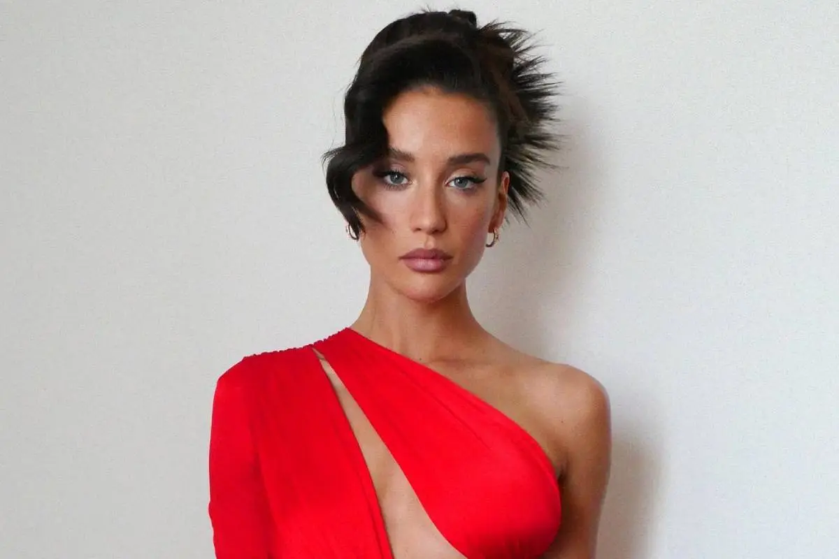 María Pedraza luciendo un vestido rojo