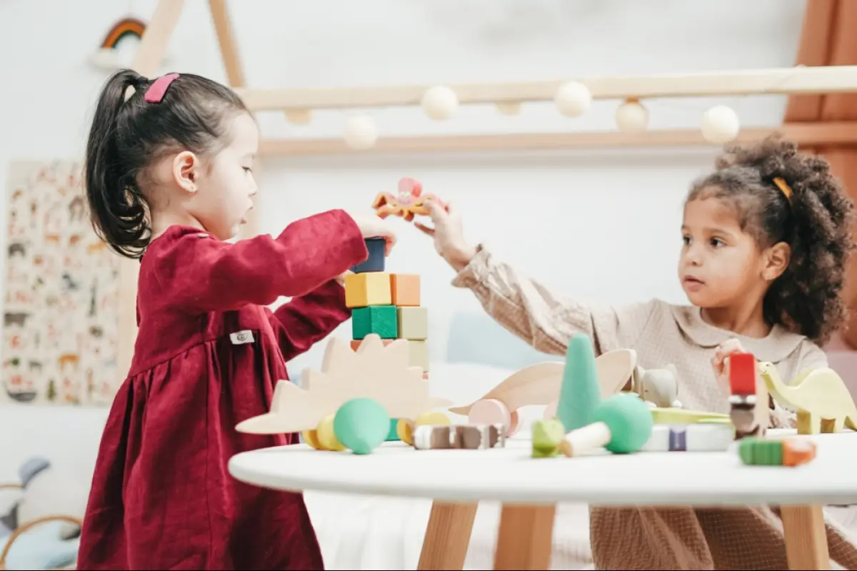 dos niñas jugando en su habitación