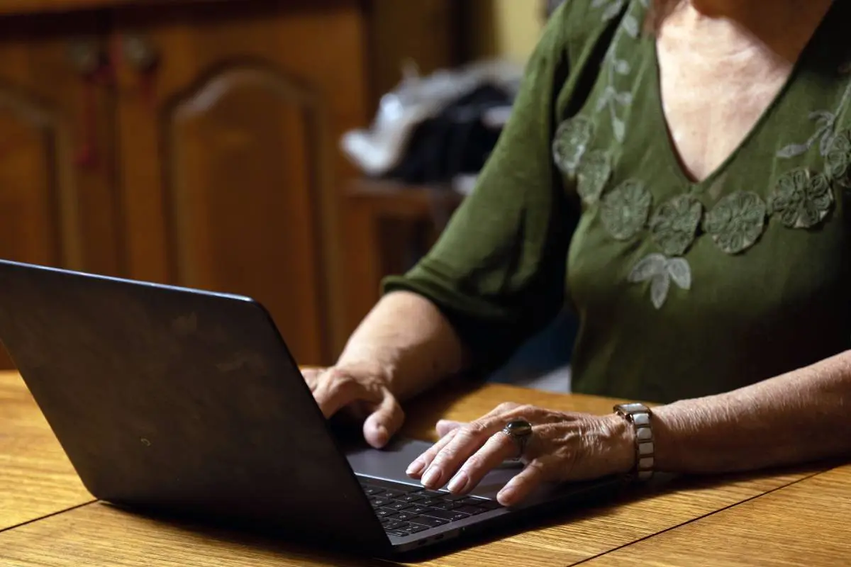 Fotografía temática de adulto mayor usando su notebook en cuarentena, 12 DE MAYO DE 2020/ SANTIAGOFotografía temática de adulto mayor usando un computador conectado a internet desde su casa en medio de la cuarentena por la pandemia del Covid-19FOTO: KARL CHINGA GRAWE/AGENCIA UNO