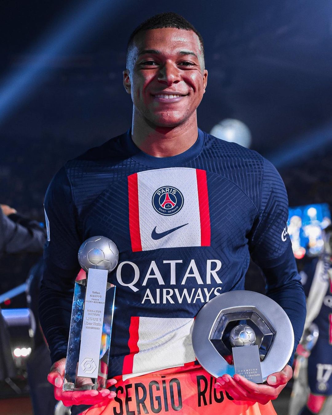 Kylian Mbappé sosteniendo sus trofeos de 2023 / Kylian Mbappé / FOTO: Instagram