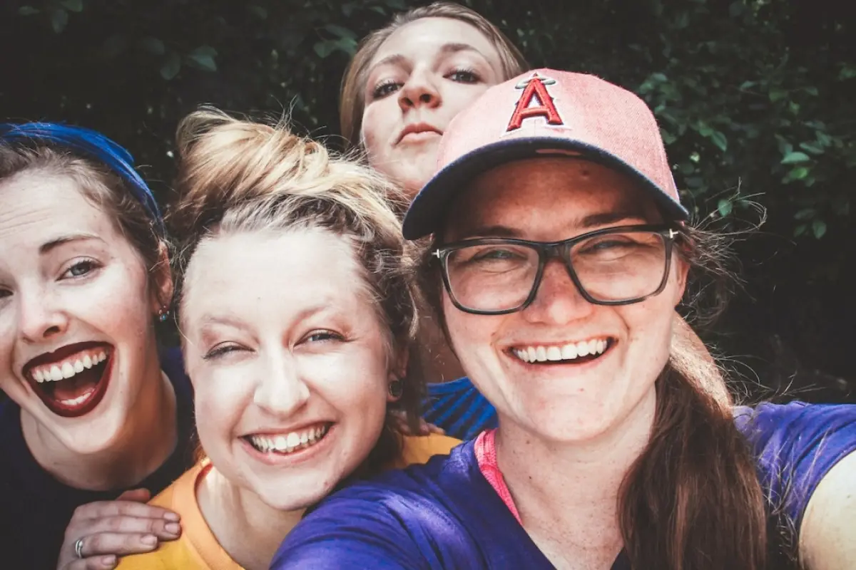 cuatro amigas se toman una selfie de amistad