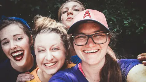 cuatro amigas se toman una selfie de amistad