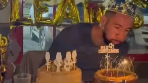 plano general de Mauricio Isla soplando una torta