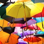 paraguas de distintos colores