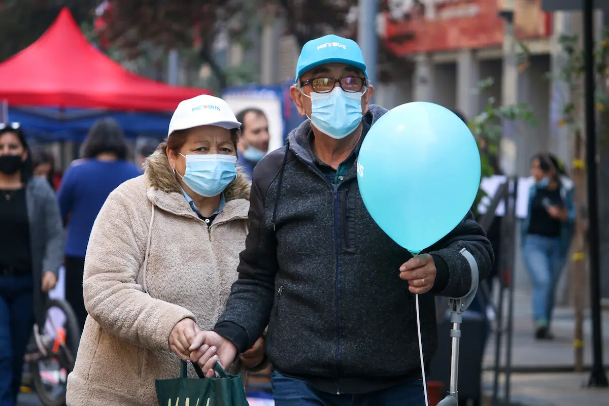 plano general de adultos usando mascarillas