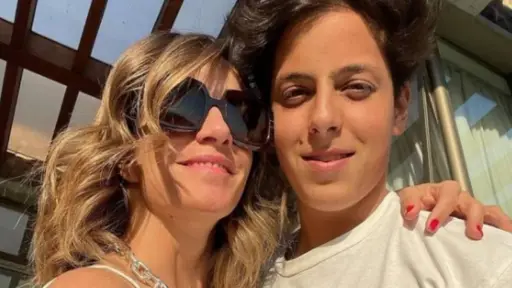 Diana Bolocco y Máximo Menem abrazados