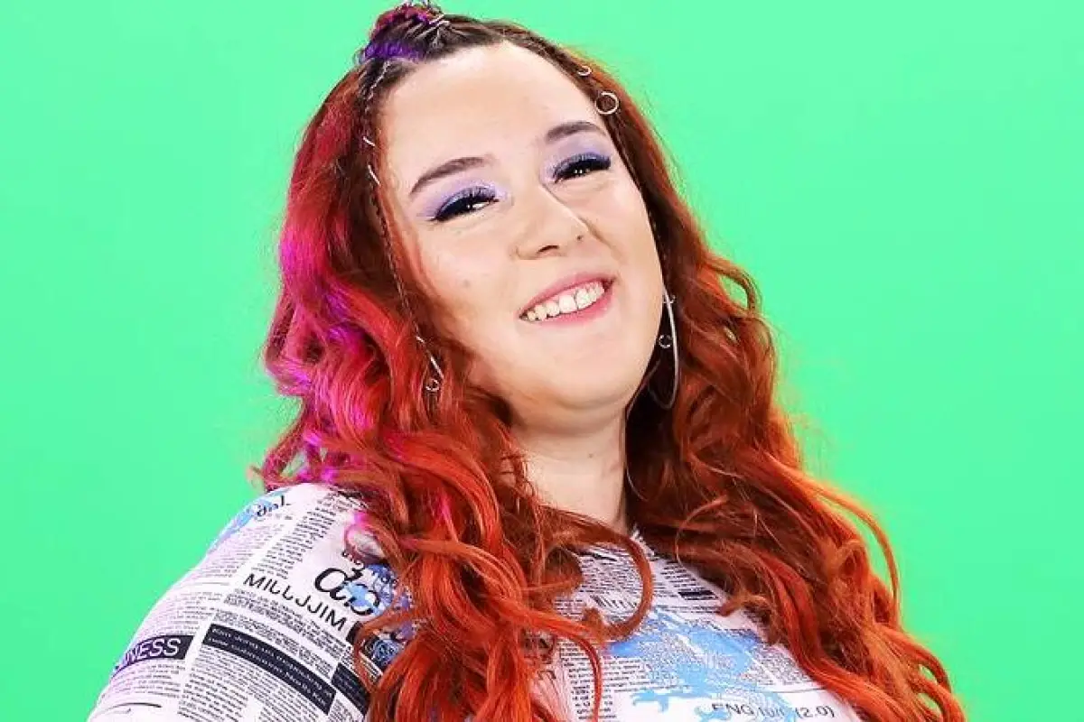 Christell Rodríguez posando a la cámara