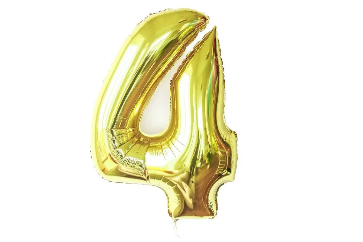 un globo dorado con la forma del número cuatro