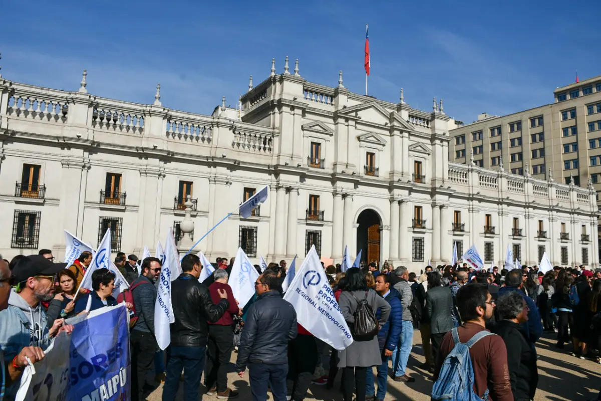 Colegio de Profesores en el frontis de La Moneda